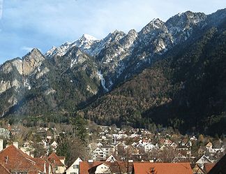 Die Felstürme zum Montalin über der Stadt Chur, der weisse Gipfel ist der Montalin
