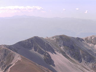 Blick auf den Monte Portella. Links des Gipfels ist das Rifugio Duca degli Abruzzi zu erkennen.
