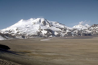Mount Mageik (links) und Mount Martin (rechts)