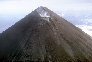 Dampf und vulkanisches Gas am Mount Pavlof