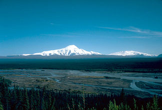 Blick auf Mount Sanford (links) und Mount Wrangell (rechts), 1981