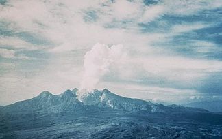 Der Lamington während der Eruption 1951 von Norden gesehen