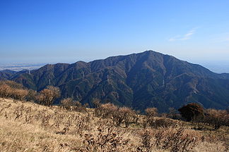 Blick vom Sannotō auf den Ōyama. Im Hintergrund die südliche Kantō-Ebene