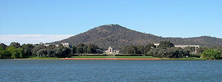 Mount Ainslie von der Südseite des Lake Burley Griffin aus gesehen, in der Bildmitte das Australian War Memorial und die ANZAC Parade