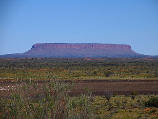 Mount Conner von der Straße zum Uluṟu