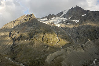 Mutmalspitze (rechts), von der Martin-Busch-Hütte aus gesehen.