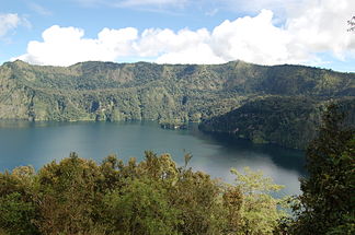 Der Ngozi-See innerhalb der Gipfelcaldera