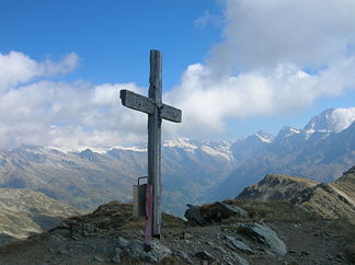 Gipfelkreuz des Niwen, im Hintergrund das Lötschental
