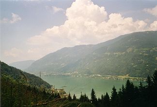 Gerlitzen rechts im Hintergrund über dem Ossiacher See