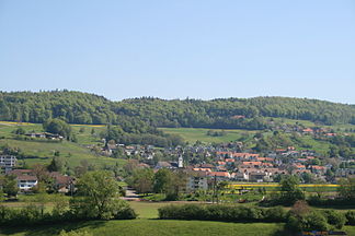 Blick auf Kirchdorf am Fuss des Siggenbergs