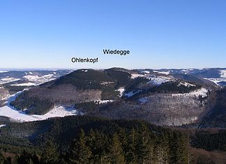 Ohlenkopf (links) von Westen, gesehen von Aussichtsturm auf dem Stüppel