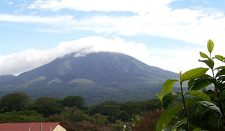 Der höchste Berg des Orosí-Vulkankomplexes ist der Volcán Cacao. Der Gipfelkrater des Cacao, 5,5 km südöstlich des eigentlichen Orosí, ist auf der hier abgebildeten Südwestseite infolge eines Bergsturzes durchbrochen.