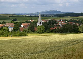 Blick vom Hahnenkamm über Ostheim zum Hesselberg (von Osten)