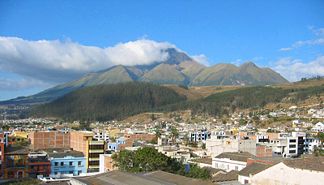 Der Imbabura mit wolkenbedecktem Gipfel, im Vordergrund der Ort Otavalo