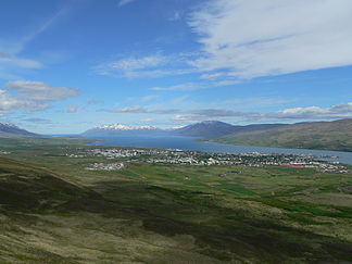 Akureyri mit dem Eyjafjörður, Kaldbakur am jenseitigen Ufer fjordauswärts li.