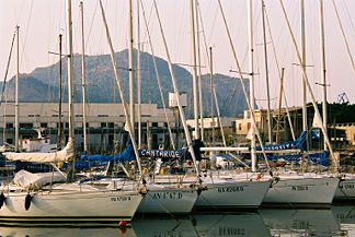 Der Monte Pellegrino vom Hafen Palermos aus