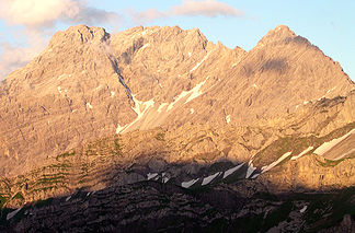Der Salaruelkopf (Mitte) von Westen. Links der Panüelerkopf, rechts der Schafberg.
