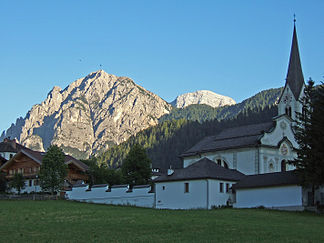 Paresberg von Norden, von St. Vigil, rechts der Neuner