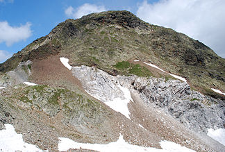Die Südflanke des Weißhorns mit dem Normalweg. Hier ist neben dunklem Schiefergneis auch heller Kalkstein zu finden.