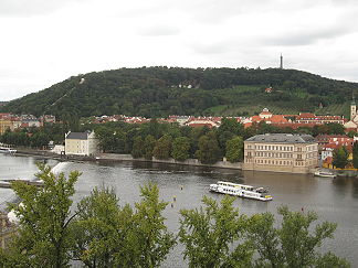 Petřín von der Altstadtbrücke gesehen(Im rechten Hintergrund der Petřín-Aussichtsturm)