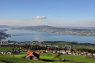 Pfannenstiel-Kette vom gegenüberliegenden Zürichsee-Ufer (Etzel) gesehen