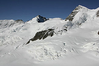 Kranzberg (der flache Rücken links), Gletscherhorn (etwas links der Bildmitte), Louwihorn, Rottalhorn (rechts oben)
