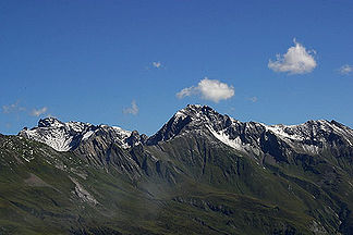 Pizol (links) und Sazmartinshorn (Mitte) von der Sardonahütte im Westen aus gesehen.
