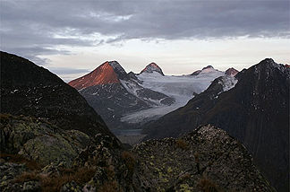 Bättelmatthorn (3'043 m), Rothorn (3'287 m) und Blinnenhorn (rechts hinten) (v.l.n.r) über dem Griesgletscher