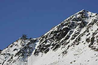 Piz Nair und Bergstation der Seilbahn