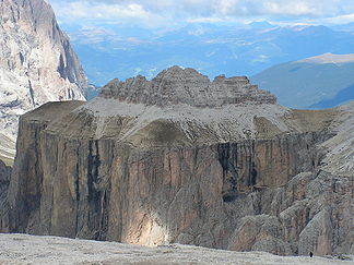Gipfelaufbau von Osten, rechts die Scharte zum Piz Selva, im Hintergrund links der Langkofel und rechts die Raschötzer Alm.