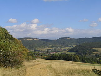 Der Ortsteil Kleinbreitenbach von Plaue, im Hintergrund die Reinsberge