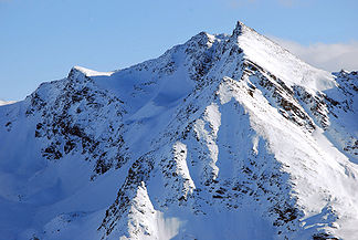 Der Pockkogel von Westen. Im Hintergrund das Windegg, vorgelagert der Neunerkogel