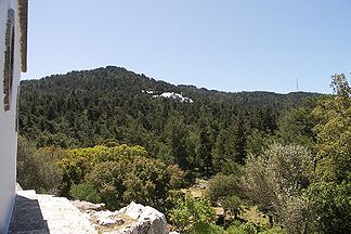 Profiti Illias, Gipfel (Antennen) mit begehbarem Nebengipfel (links), gesehen von der Agios Antonios.