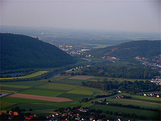 Blick gen Norden: Wittekindsberg (links) und Jakobsberg (rechts) an der Porta Westfalica
