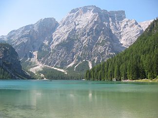 Nordwand des Seekofel über dem Pragser Wildsee