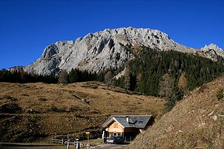 Reißkofel von Süden mit der Gregorihütte (einer Jagdhütte auf 1492 m)