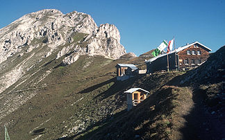 Blick von Süden auf die Reither Spitze und Nördlinger Hütte