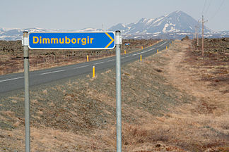 Hlíðarfjall hinter dem Hinweisschild