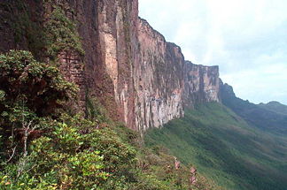 Die steile Felswand des Roraima-Tepui