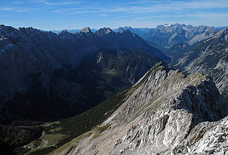 Blick auf den Roßlochkamm vom P. 2.601 m  über Hallerangerspitzen, Sunntigerspitze und Reps zur Zugspitze