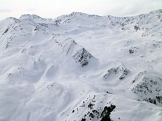 Der Rote Kogel (Mitte) im Winter von Nordosten. Links der Gallwieser Mittergrat (2843).