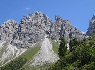 Blick aus dem Senderstal: Links der Bildmitte Steingrubenkogel, rechts anschließend Schlicker Nadeln und Alpenklubscharte
