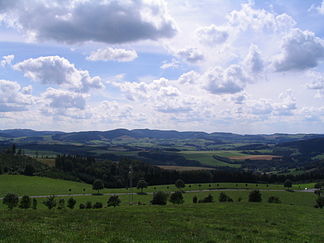 Blick vom Berg Gelsterhagen (südöstlich von Altenilpe)südwestwärts zu den Saalhauser Bergen