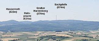 Die Sackpfeife und die zum gleichnamigen Naturraum gehörigen Großer Hardenberg (570 m), Hainpracht (631 m) und Hassenroth (622 m) vom Christenberg im Burgwald aus; im Vordergrund die Wetschaft-Senke