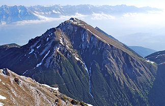 Saile vom Ampferstein gesehen. Im Hintergrund das Inntal bei Innsbruck und das Karwendel