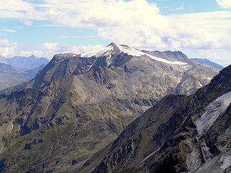 Das Schareck vom Anstieg zum Hocharn aus gesehen, rechts vom Gipfel das Wurtenkees, im Vordergrund rechts die Nordflanke des Hohen Sonnblicks