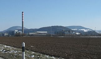 Schinberg links von Nordwest, rechts der Frickberg, im Vordergrund DSM-Werk in Sisseln