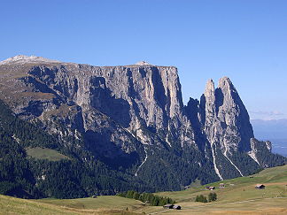 Schlern mit Petz (links) und Burgstall (mitte), sowie Santner- und Euringerspitze von der Seiser Alm aus gesehen