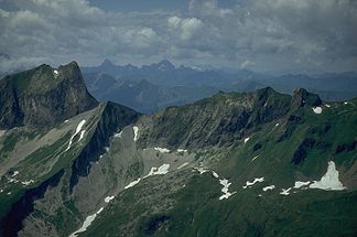 Rotkopf von Osten zwischen Schneck (links, mit seiner Ostwand) und dem Laufbacherecksattel (ganz rechts am Bildrand)