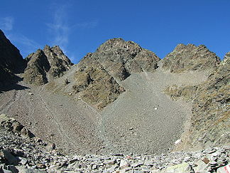 Schöntalspitze (in Bildmitte) von Süden, links davon die Zischgenscharte